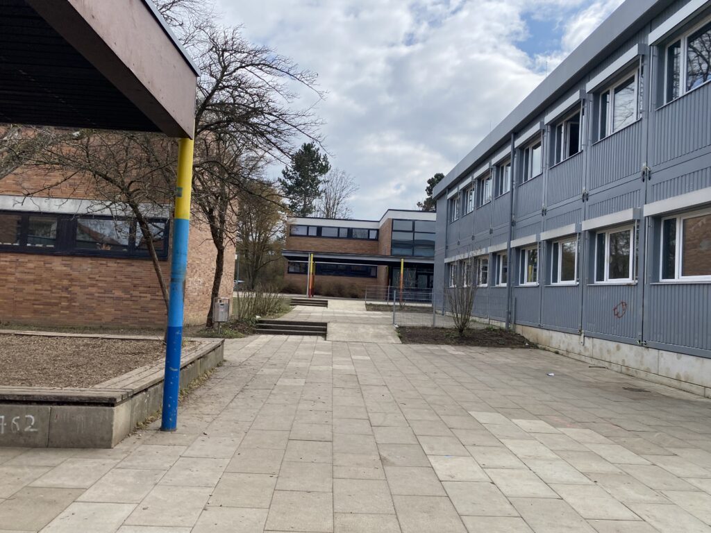 versiegelter Eingangsbereich mit Schulgebäude