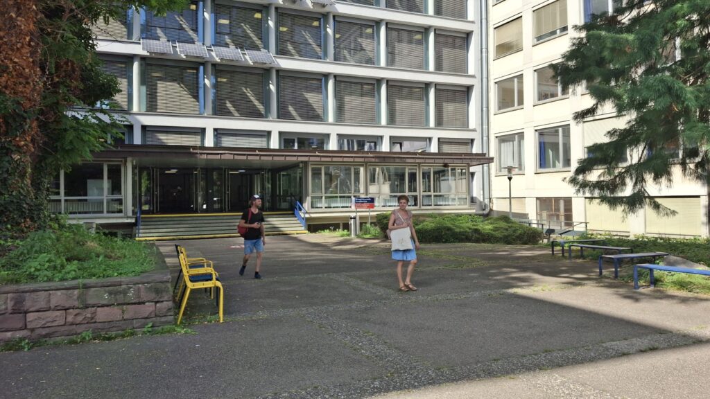 geteerter Eingangsbereich mit Sitzelementen