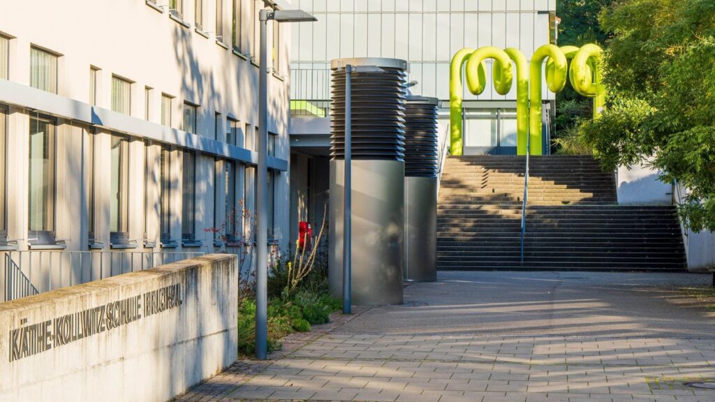 Eingangsbereich mit Treppen, alles versiegelt.