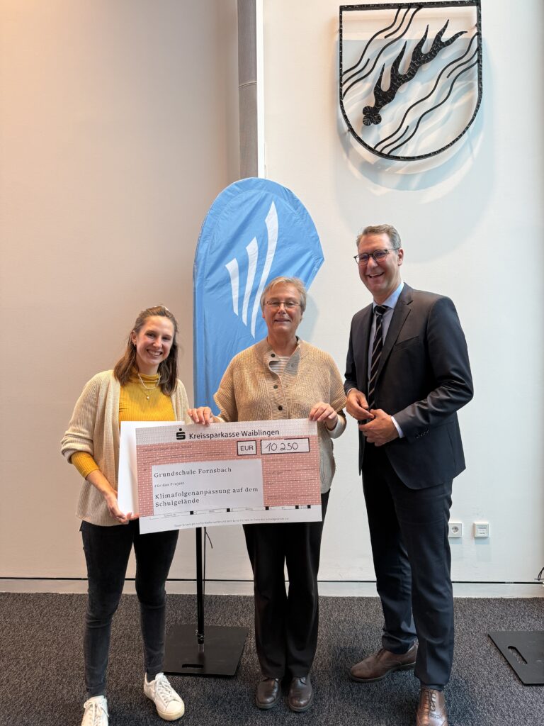 Anna-Lena Stettner, Schulleiterin von Fornsbach und Landrat Sigel bei der Scheckübergabe des Rems-Murr-Kreises
