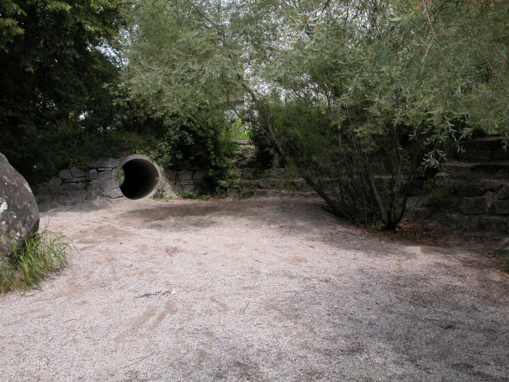 Sandbereich mit Kriechtunnel und Weiden