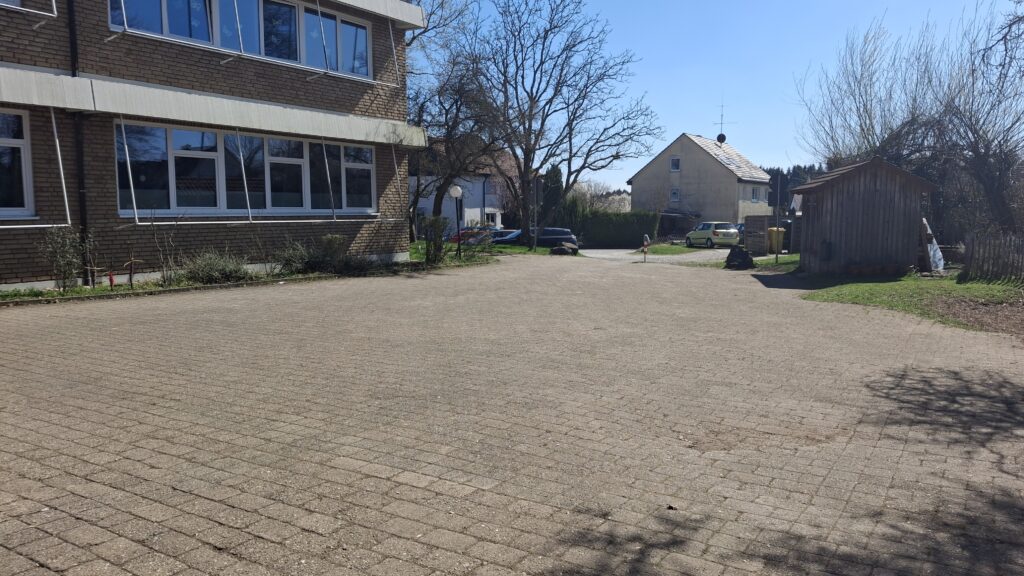 gepflasteter Schulhof