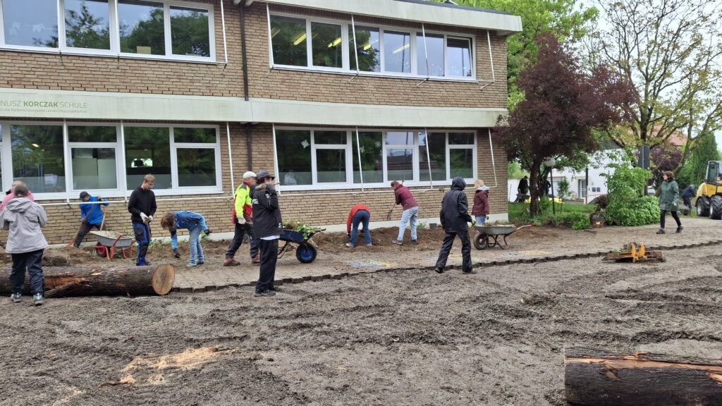 Schülerinnen und Schüler beim Arbeiten an der Mitmachbaustelle