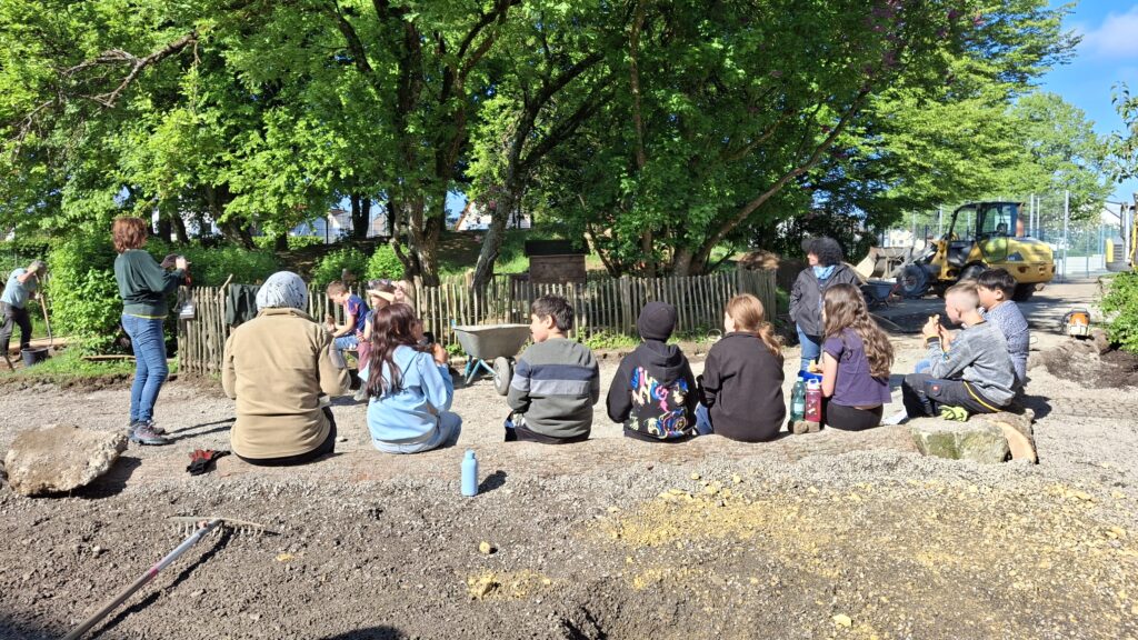Kinder machen Pause auf einem Holzstamm