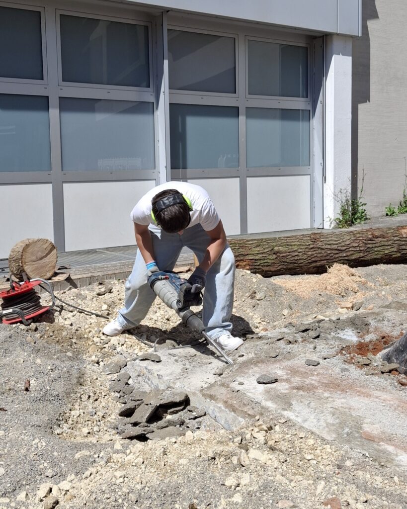 Schüler entsiegelt Schulhof mit Bohrhammer