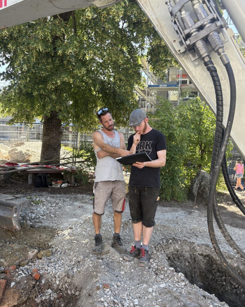 Zwei Personen überlegen gemeinsam auf der Baustelle