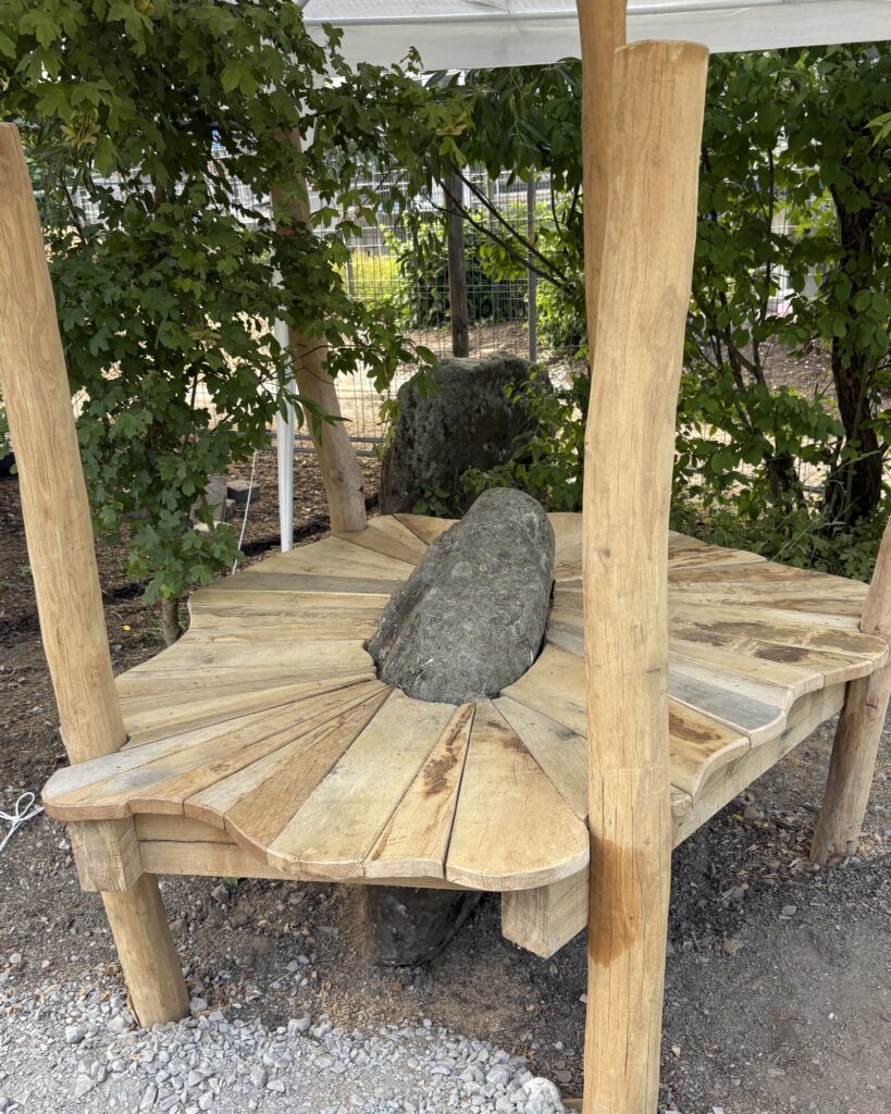 Fertige, runde Sitzgelegenheit aus Holz mit Stein in der Mitte
